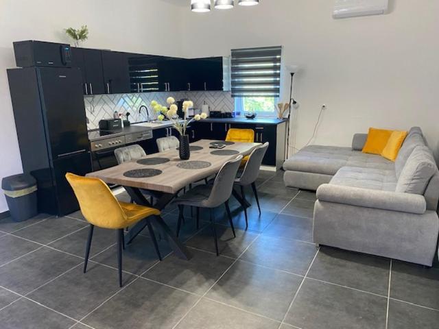Dora Vendeghaz Apartment เลเตนเย ภายนอก รูปภาพ